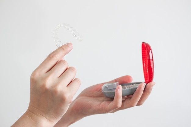 ¿CÓMO MANTENER SIEMPRE LIMPIOS TUS ALINEADORES INVISALIGN?