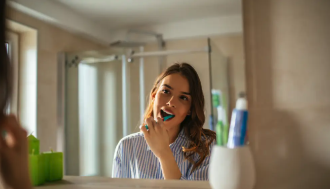 NOTICIA: ¿Sabes que te estás lavando mal los dientes?